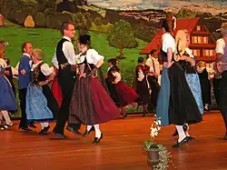 Volkstänzer in verschiedenen Trachten am Eidgenössischen Trachtenfest 2010 in Schwyz