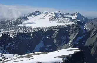 Das Gebiet des Vorab, von Nordosten gesehen, im Oktober 2010 schon mit etwas Neuschnee. Gut sichtbar hat sich der Gletscher über den markanten unteren Felsriegel zurückgezogen.