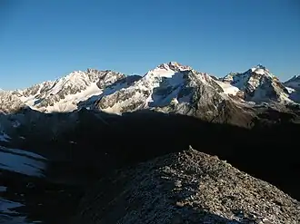 Vordere Ölgrubenspitze (links, 3452 m), Bliggspitze (mittig, 3453 m) und Eiskastenspitze (rechts, 3371 m) von Osten.