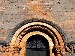 Eingangsportal an der Südseite des Querschiffs