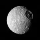 Der Mond Mimas mit seinem Herschel-Ein­schlags­krater