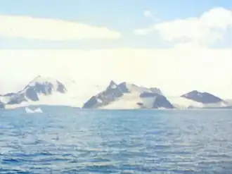 Blick von der Bransfieldstraße auf den spitzen Vratsa Peak (Bildmitte)
