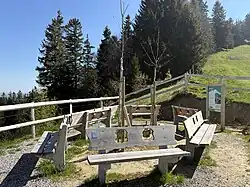 Station am Vreneli-Weg. Auf Glocken kann nach Vorlage das Guggisberglied gespielt werden.