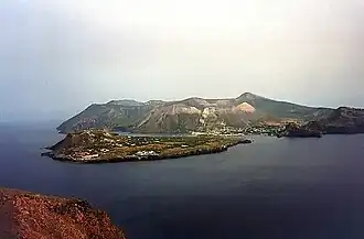 Vulcano mit der vorgelagerten Halbinsel Vulcanello und ihrem höchsten Punkt, von Lipari aus gesehen