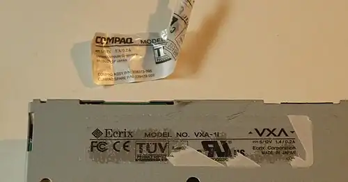 Unterseite mit Original- und überklebtem Markenname