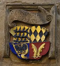 Seit 1495 vierteiliges Herzogswappen (Württemberg, Teck, Grüningen und Mömpelgard) am evang. Pfarrhaus (1544)