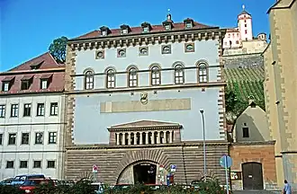 Dossierung als architektonische Zierform: Eingangsrisalit des Frauenzuchthauses Würzburg (erbaut 1809)