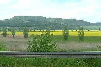 Blick von Wartha etwa nordwärts zum Kielforst mit am Südhang des Berges verlaufender Bundesautobahn 4