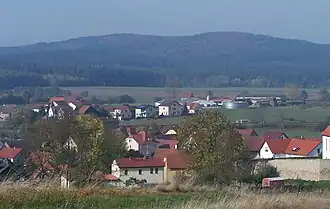 Blick über Ettenhausen a. d. Suhl zum Doppelgipfel der Hardt