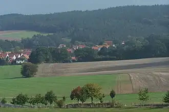 Blick nach Nordosten über den Ort Gospenroda zum Landerskopf (links) und den Weinberg (rechter Bildrand)