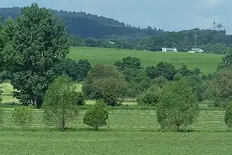 Der Straßberg in Bildmitte – Ansicht von Osten