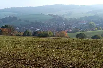 Blick von Süden über Unterellen mit Quisberg (linke obere Bildhälfte), der bis an die Ortslage heranreicht.