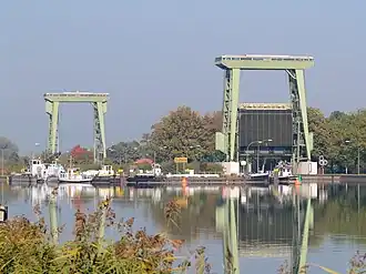 Datteln Oberwasser, Hubtor geöffnet, Gegengewichte unten