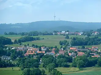 Blick über Hartmannshain (vorne) und Herchenhain nordwestwärts zum Hoherodskopf