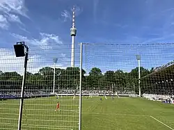 Spielsituation unter dem Stuttgarter Fernsehturm in der ersten Halbzeit