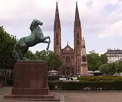 Der Luisenplatz mit dem springenden Pferd, rechts der Waterloo-Obelisk, dahinter die St.-Bonifatius-Kirche