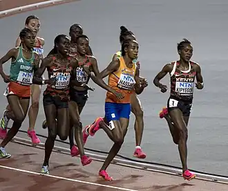 Die Spitzengruppe mit Faith Kipyegon vor Sifan Hassan, Ejgayehu Taye (verdeckt), Margaret Kipkemboi, Beatrice Chebet, Lilian Kasait Rengeruk (verdeckt), Medina Eisa, Elise Cranny (verdeckt)
