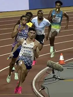 Die Schlussläufer in der Zielkurve: Téo Andant für Frankreich hinter dem US-Amerikaner Rai Benjamin (hier nicht im Blick), der Brite Rio Mitcham auf Rang drei, dahinter Antonio Watson (Jamaika), Leungo Scotch (Botswana), Rajesh Ramesh (Indien)