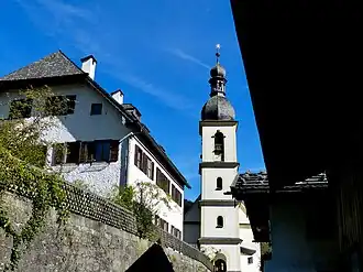 Westansicht des Pfarrhofs vor der Pfarrkirche St. Sebastian