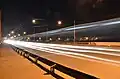 Straßenverkehr auf der Brücke bei Nacht
