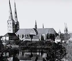 Außensicht auf das ehemalige Kloster und den südlichen Querschiffgiebel mit der Rochuskapelle (östlich) auf eine frühe Fotografie von Joseph Wilhelm Pero (vor 1847)