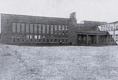 Blick über den Schulhof zur Aula, 1931