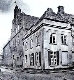 Das zur Anlage gehörende, um 1800 errichtete Haus des Chirurgen, um 1900