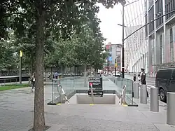 Straßenabgang am Cortlandt Way, Blick nach Norden entlang Greenwich Street. Vorne rechts 3 World Trade Center, dahinter „Oculus“.