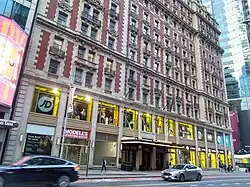 Sockel mit Hoteleingang und Einzelhandelsgeschäften