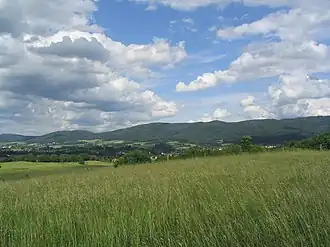 Weschnitztal und nördliche Tromm-Gebirgskette mit Krehberg, Erzberg, Wagenberg (Mitte), Fahrenbacher Kopf, Übergang zur Tromm (von links).