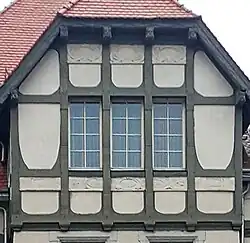 Westgiebel mit Balkenkopfporträts (2023)