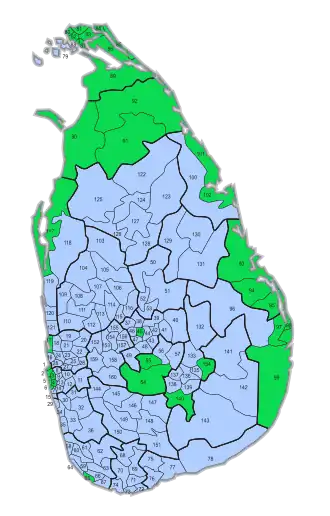 Mehrheiten nach den 160 Wahlbezirken (Nummerierung in der Kartenlegende erklärt). Fonseka gewann die Mehrheit in den mehrheitlich tamilisch besiedelten Regionen, Rajapaksa erhielt die Mehrheit in den mehrheitlich singhalesischen Gebieten. Die einzige größere Ausnahme bildete die Hauptstadtregion Colombo. ﻿Mehrheit für Mahinda Rajapaksa ﻿Mehrheit für Sarath Fonseka