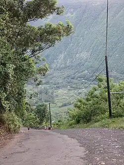 Blick auf das Waipiʻo Valley von der Zufahrtsstraße aus, die eine Steigung von 25 % aufweist.
