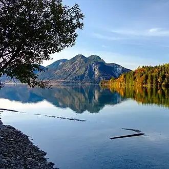 Blick von Niedernach am Walchensee auf Heimgarten (links), Fahrenbergkopf (Mitte) und Herzogstand (rechts)