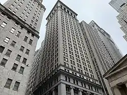 Der Turm und der Anbau (links und rechts) im Jahr 2019