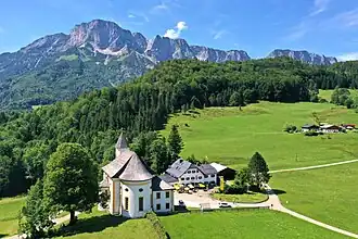 Wallfahrtskirche Mariä Heimsuchung (re: Rückansicht der Wallfahrtskirche mit der Gaststätte Mesnerwirt und im Hintergrund ein Teil des Untersbergs)