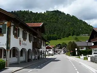 Wallgau, Mittenwalder Straße mit Krepelschrofen