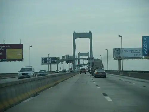 Auffahrt Richtung Osten nach New Jersey, links die versetzbare Mitteltrennwand (2008)