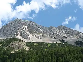 Wannig (die rechte niedrigere Spitze) von der Nassereither Alm aus