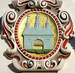 Detail des Hauptportals: Das Kirchhainer Wappen von 1905, welches die Stadtkirche Kirchhain zeigt (Foto von 2007).