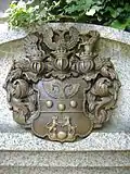 Wappen der Freiherren von Schnurbein auf dem Familiengrab