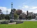 Kriegerdenkmal von Bruthen und Postamt an der Great Alpine Road