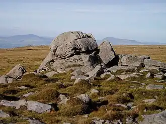 Der Gipfel des Ward’s Stone mit Ingleborough rechts im Hintergrund
