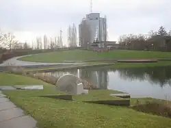 Vorn: Wasserkanone bei der Rasenpyramide.