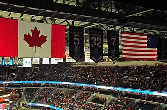 Banner mit nicht mehr vergebenen Trikotnummern der Capitals (1. April 2008)