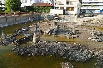 Baugrube mit Fundstücken