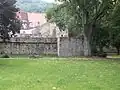 Blick zur alten Stadtmauer, der Turmrest wird zur ehemaligen Wasserburg gehörend vermutet.