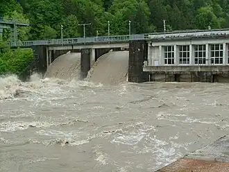 Geöffnete Wehranlage bei Hochwasser