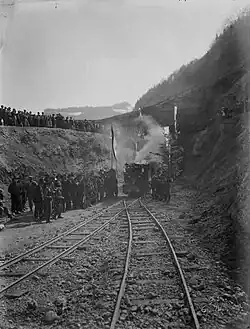 Nach dem Durchschlag fuhr ein Festzug durch den Tunnel nach Brunnadern, wo er von vielen Leuten erwartet wurde.