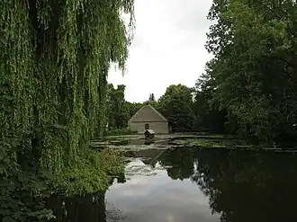 Die gestaute Windwehe bei der 1785 erbauten Wassermühle des Hofes der Meyer zu Bentrup.